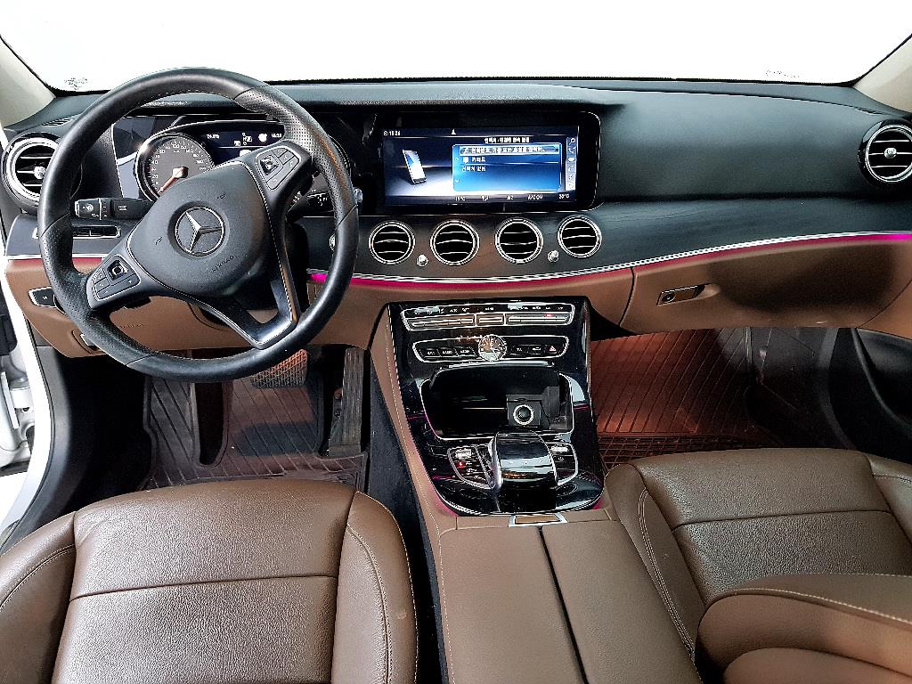 Mercedes Benz E class - Vista 5