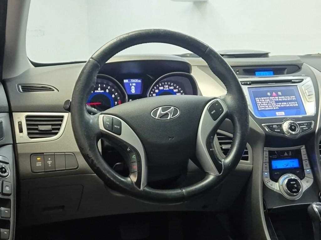 HYUNDAI Avante - Vista 9