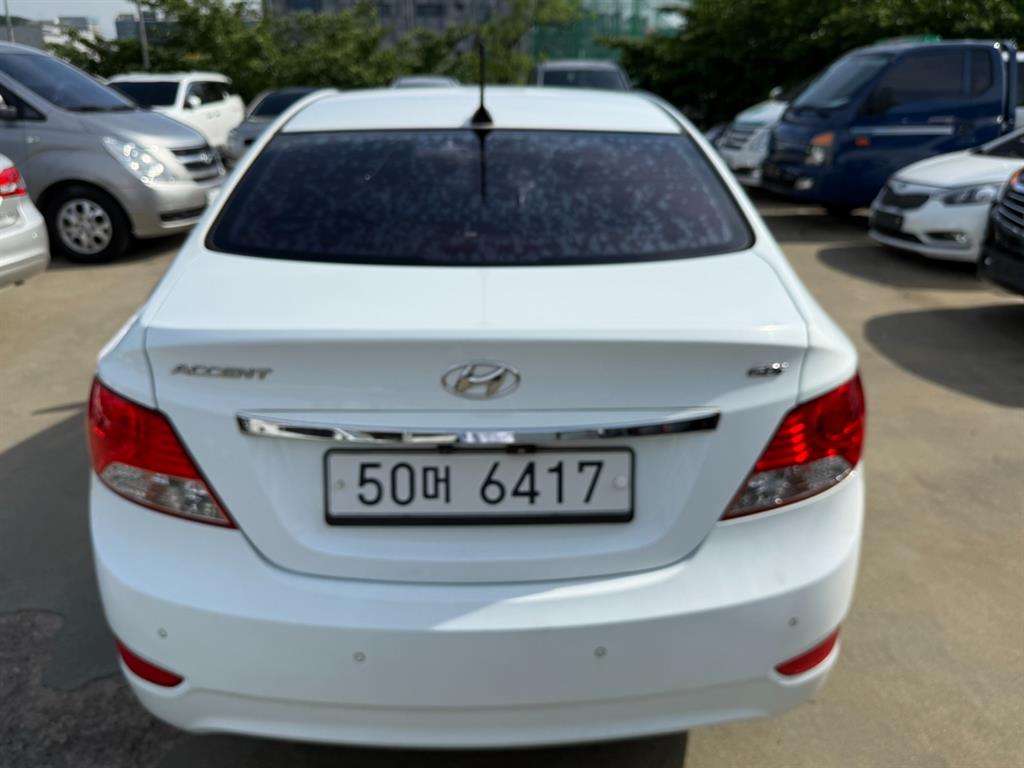 HYUNDAI Accent - Vista 4