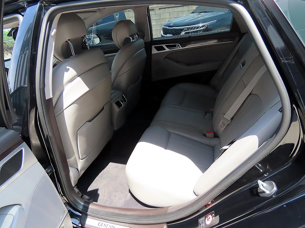 HYUNDAI Genesis - Vista 6