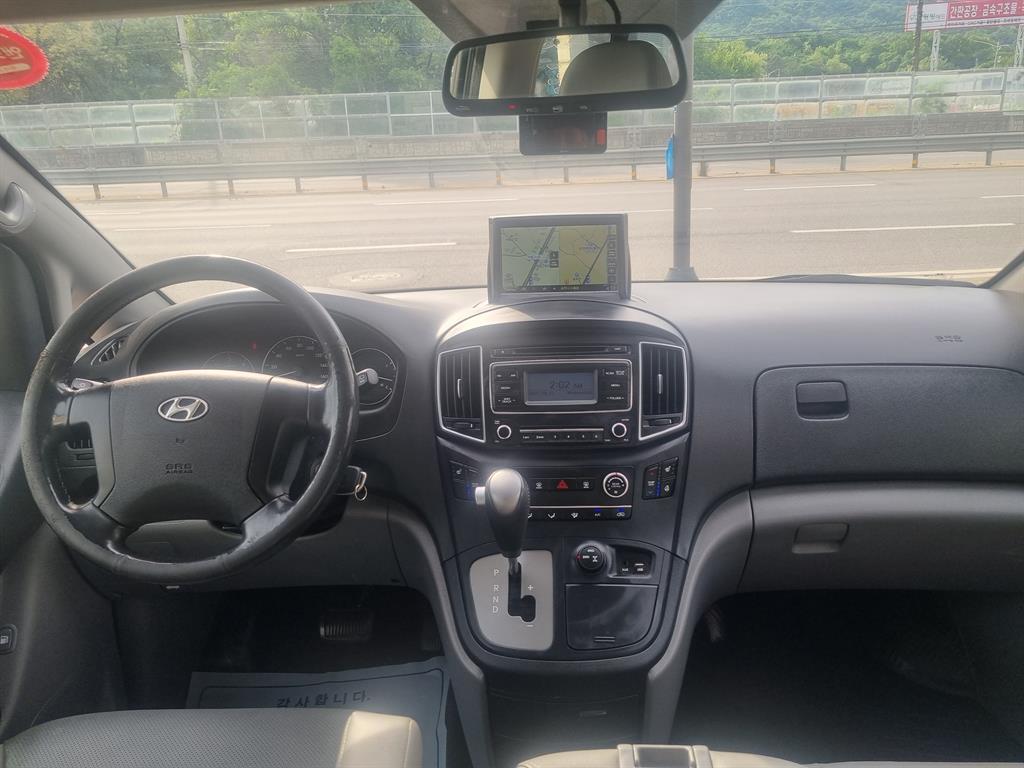 HYUNDAI Starex - Vista 9