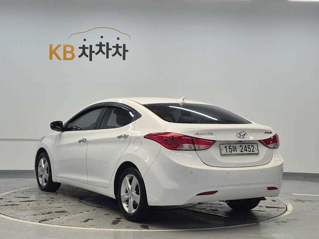 HYUNDAI Avante - Vista 2