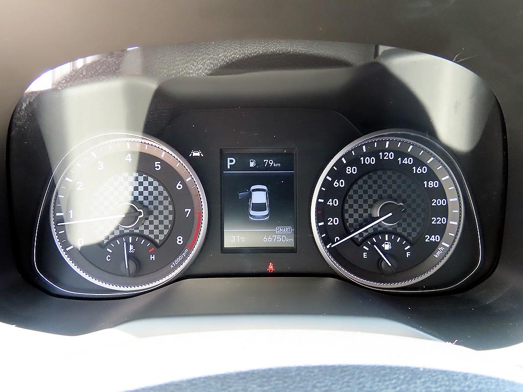 HYUNDAI Avante - Vista 9