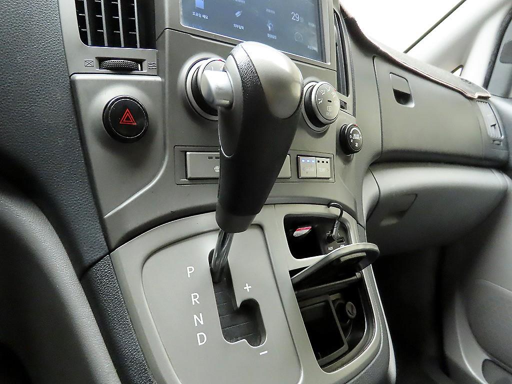 HYUNDAI Starex - Vista 10