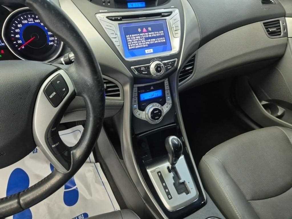 HYUNDAI Avante - Vista 10
