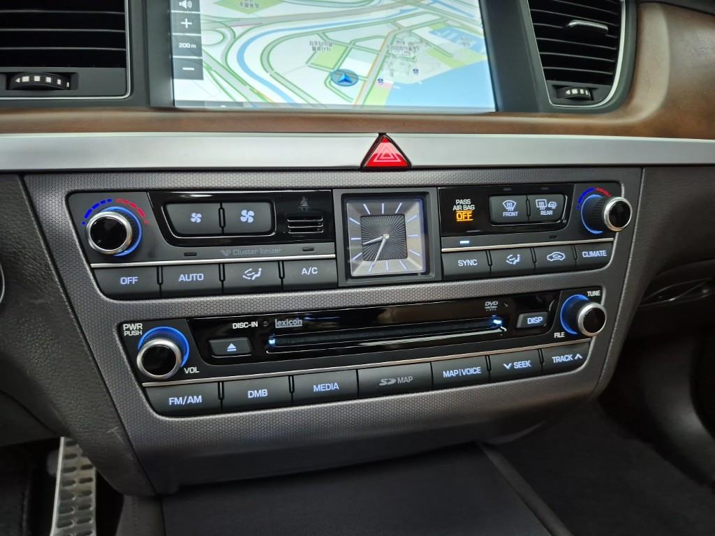 HYUNDAI Genesis - Vista 10
