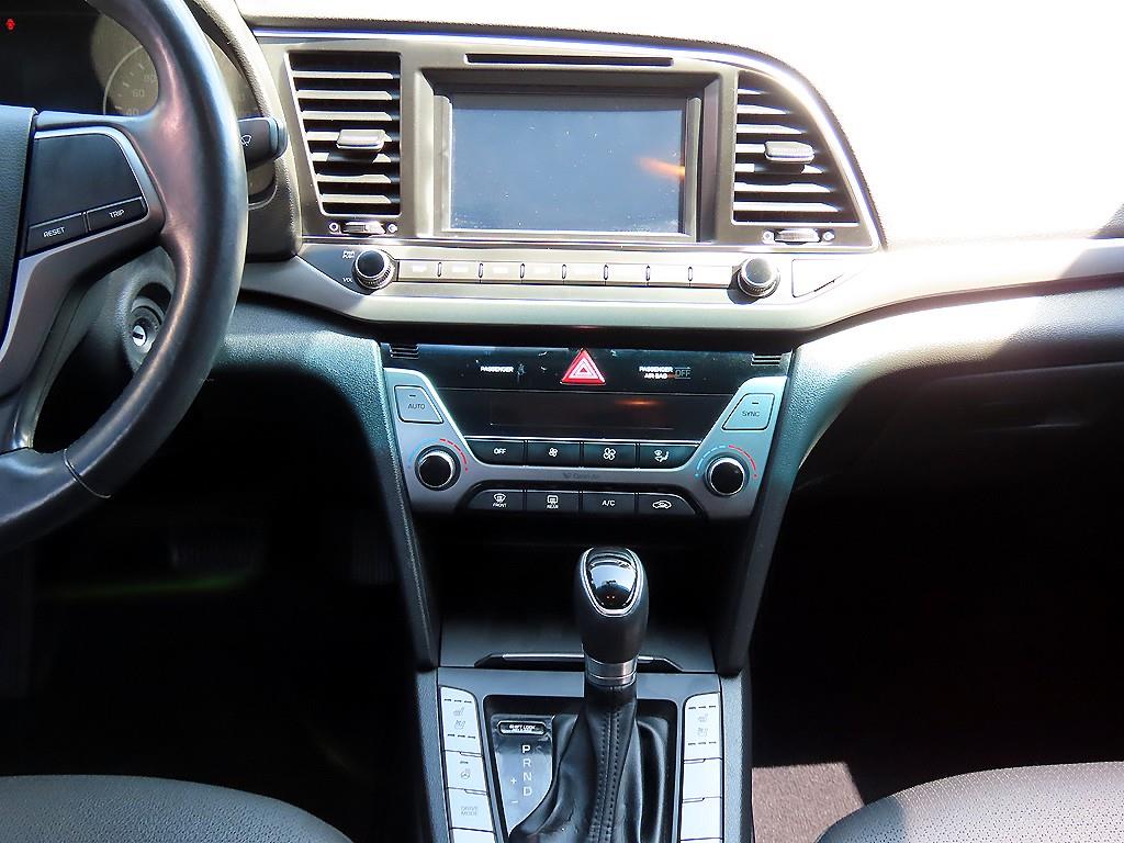 HYUNDAI Avante - Vista 10
