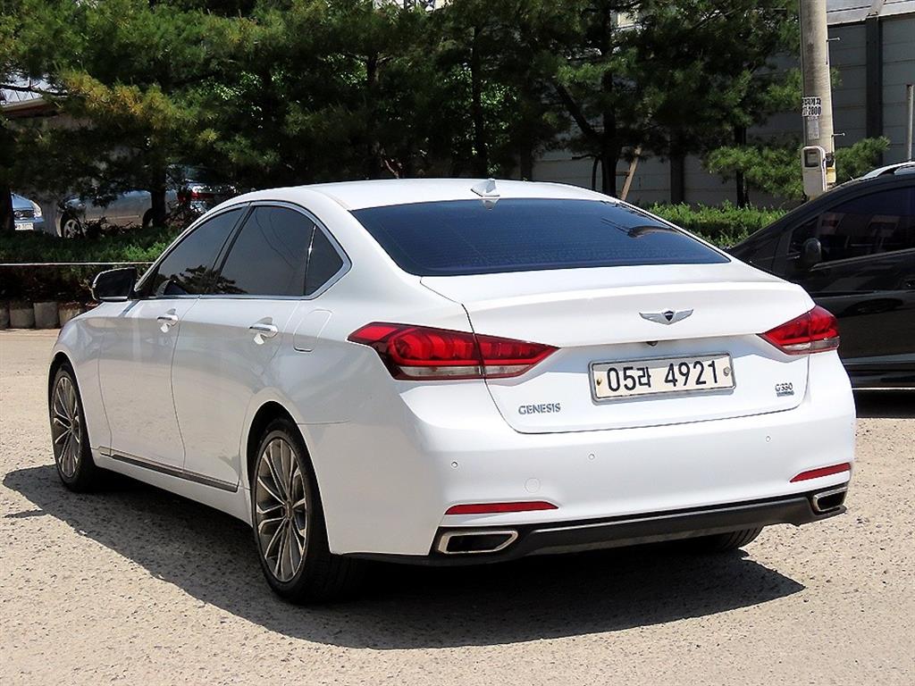 HYUNDAI Genesis - Vista 3