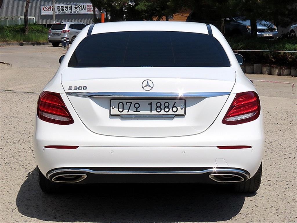 Mercedes Benz E class - Vista 4