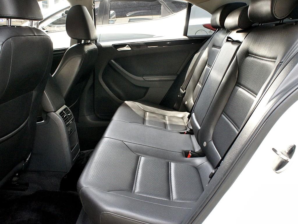 Volkswagen Jetta - Vista 11