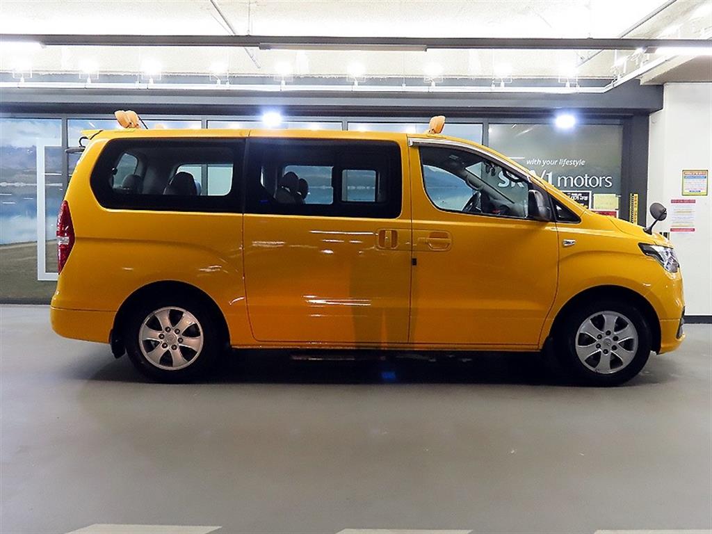 HYUNDAI Starex - Vista 3