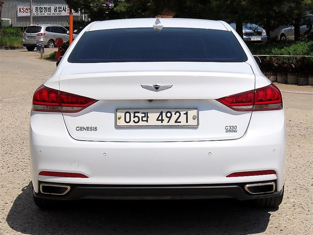 HYUNDAI Genesis - Vista 4