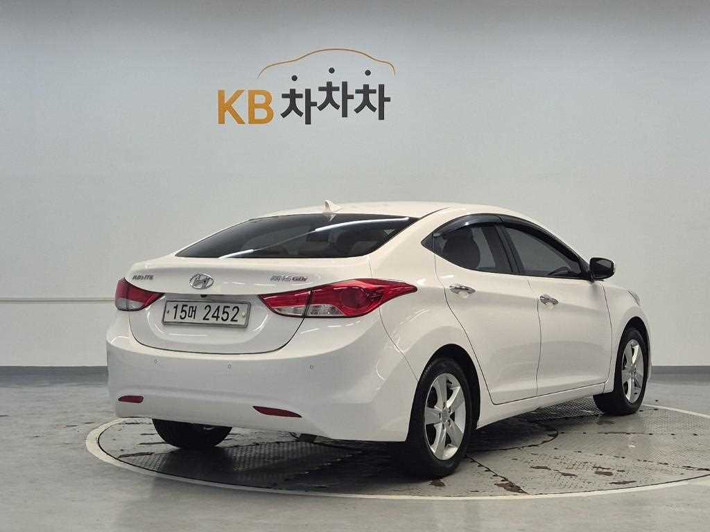 HYUNDAI Avante - Vista 3