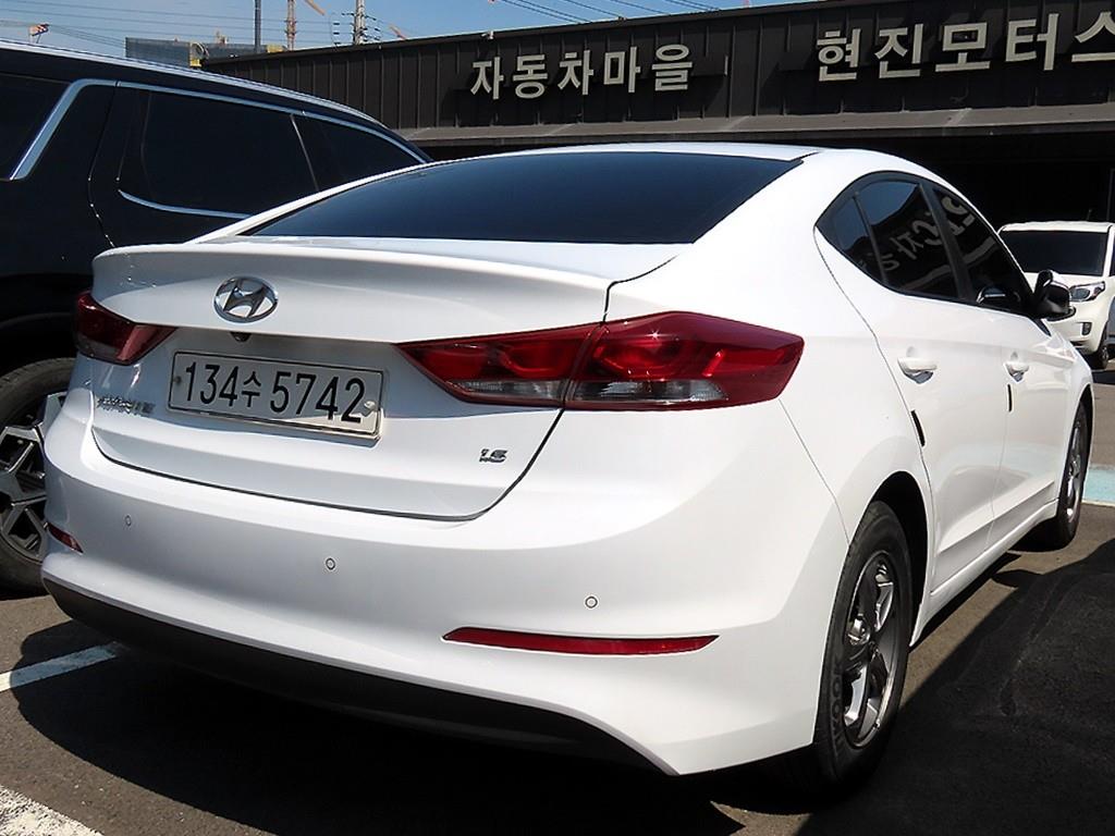 HYUNDAI Avante - Vista 3