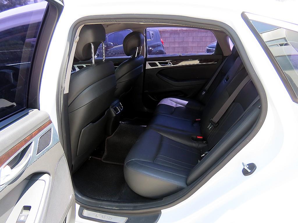 HYUNDAI Genesis - Vista 6