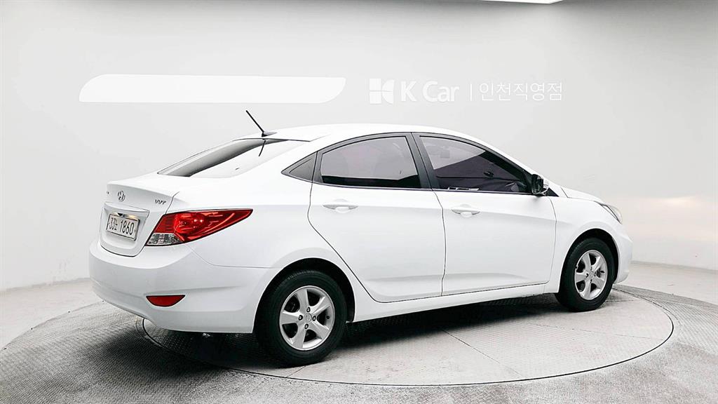 HYUNDAI Accent - Vista 3