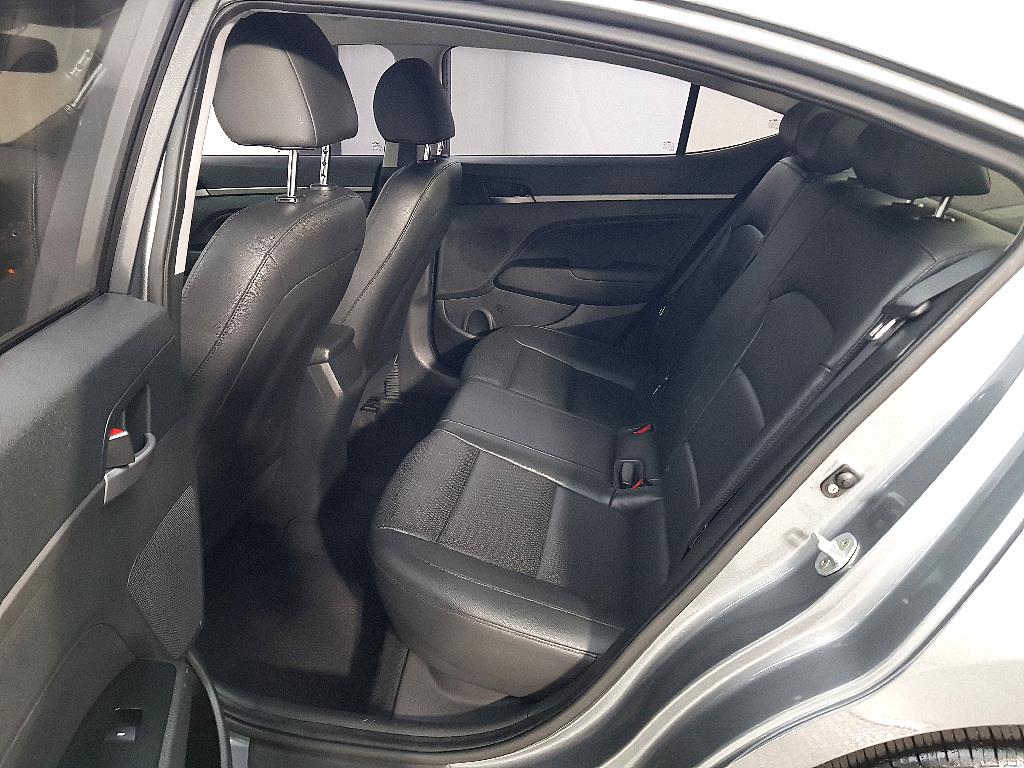 HYUNDAI Avante - Vista 9