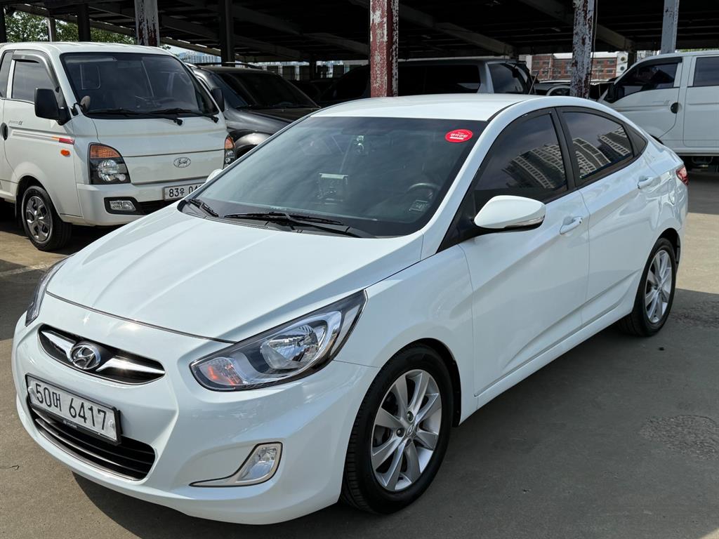 HYUNDAI Accent - Vista 2