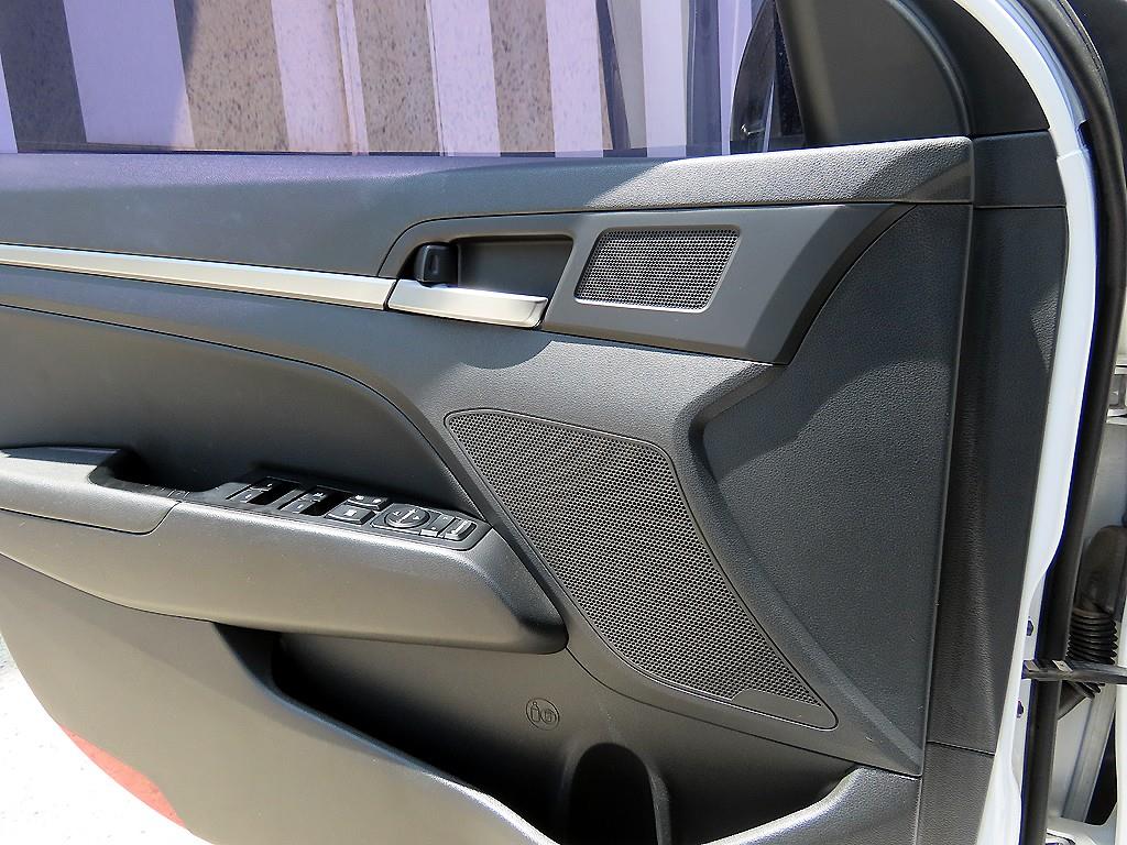 HYUNDAI Avante - Vista 11