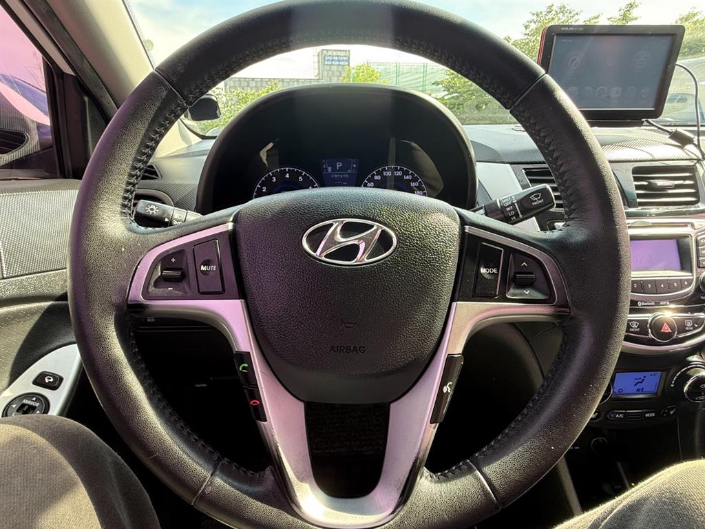 HYUNDAI Accent - Vista 6