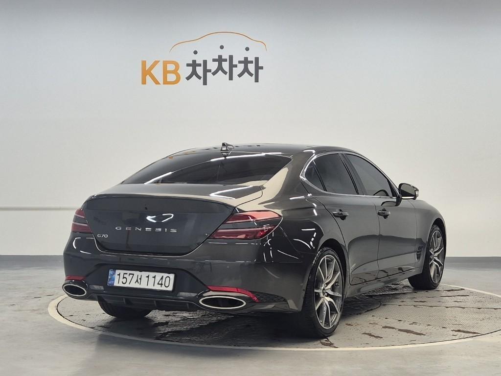 Genesis G70 - Vista 3