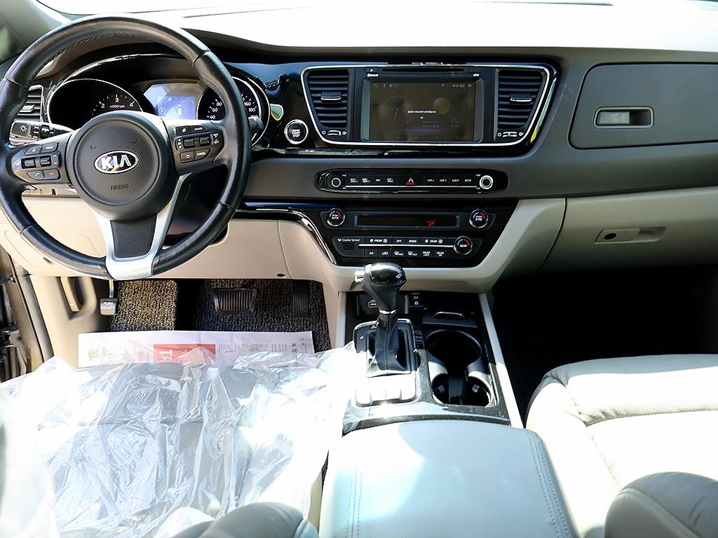 KIA Carnival - Vista 9