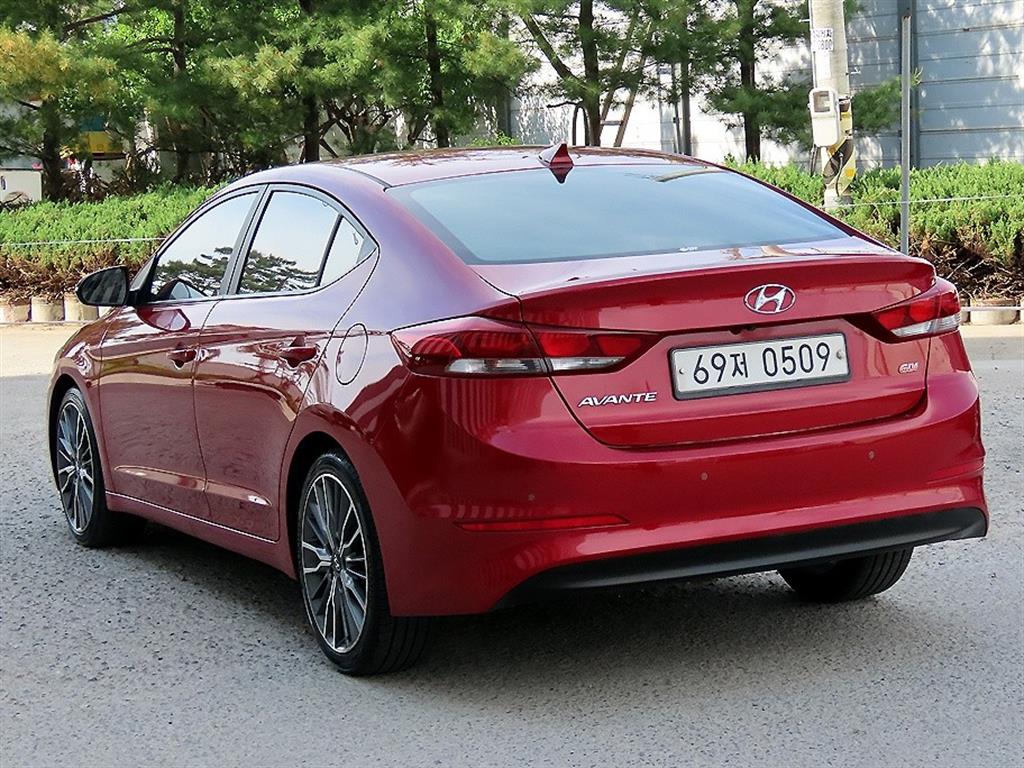 HYUNDAI Avante - Vista 3