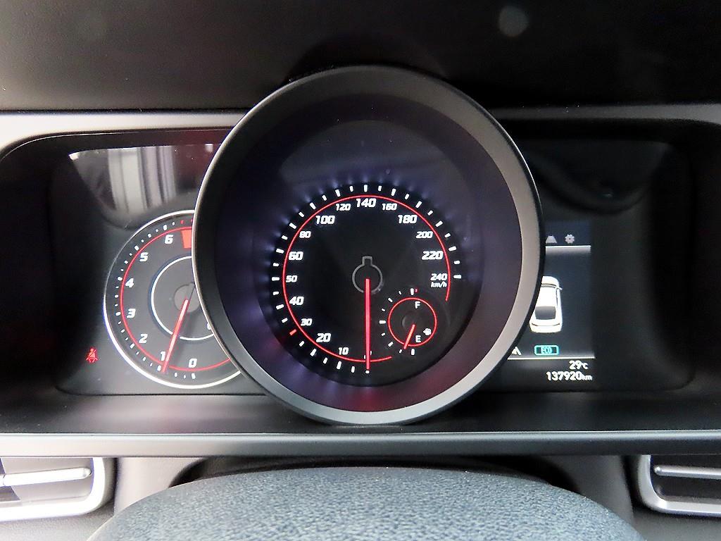 HYUNDAI Avante - Vista 9