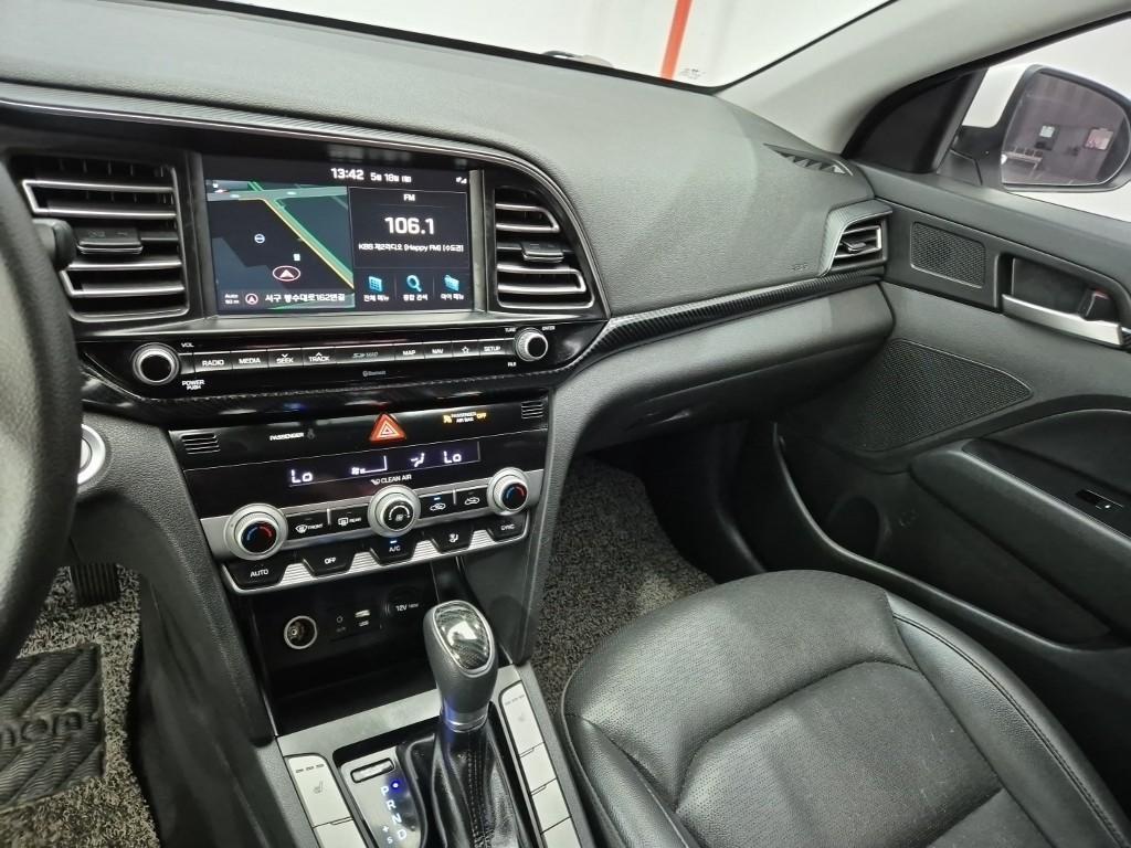 HYUNDAI Avante - Vista 10
