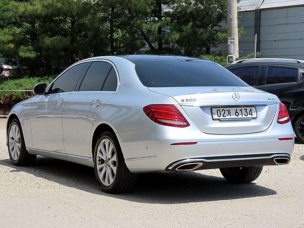Mercedes Benz E class - Vista 3