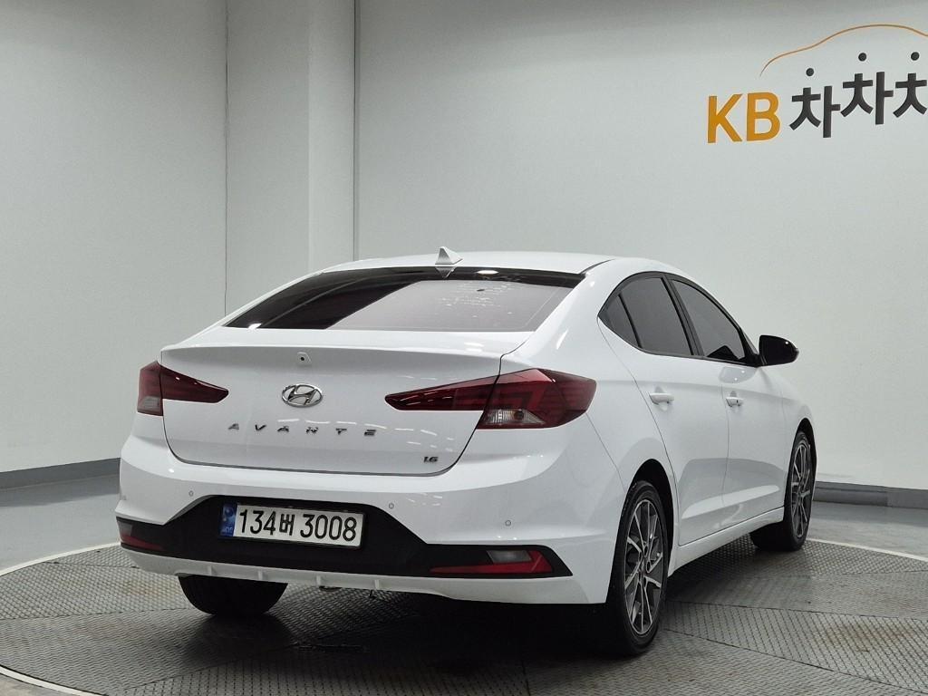 HYUNDAI Avante - Vista 3