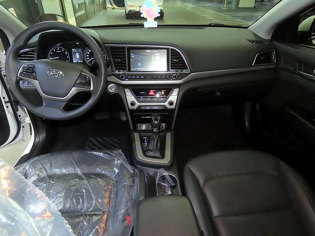 HYUNDAI Avante - Vista 10