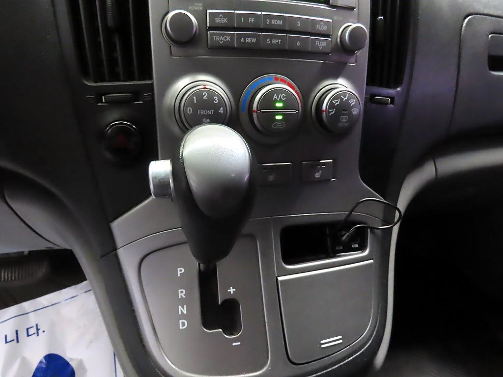 HYUNDAI Starex - Vista 12
