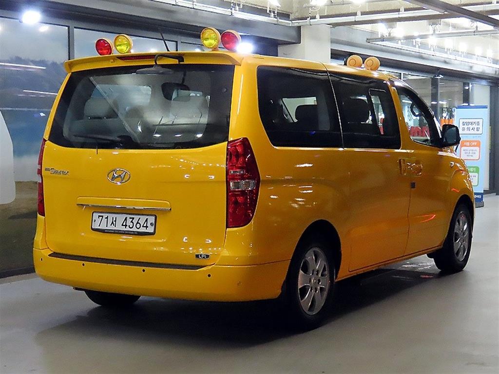 HYUNDAI Starex - Vista 4