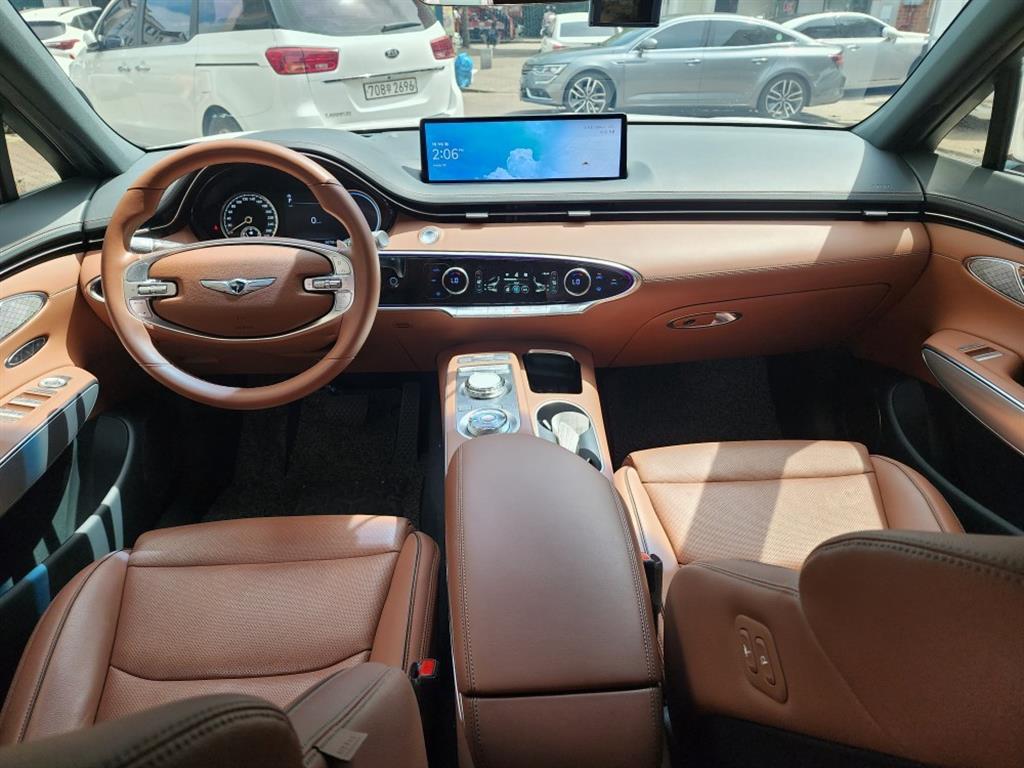 Genesis GV70 - Vista 8