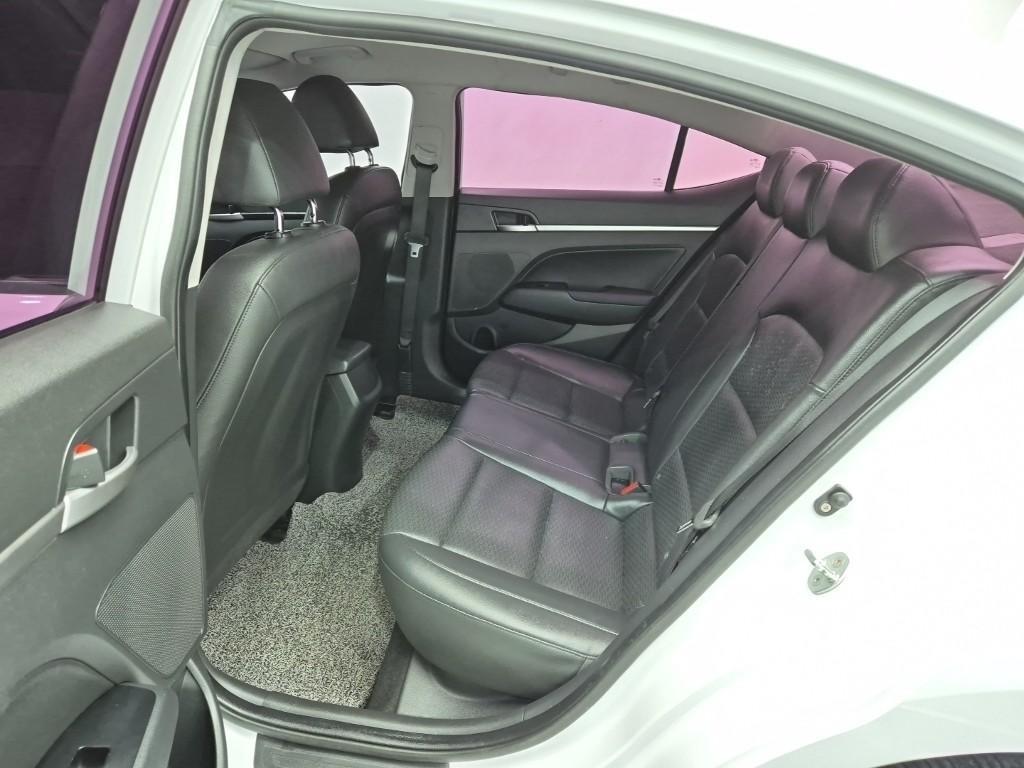 HYUNDAI Avante - Vista 12
