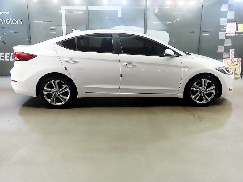 HYUNDAI Avante - Vista 3