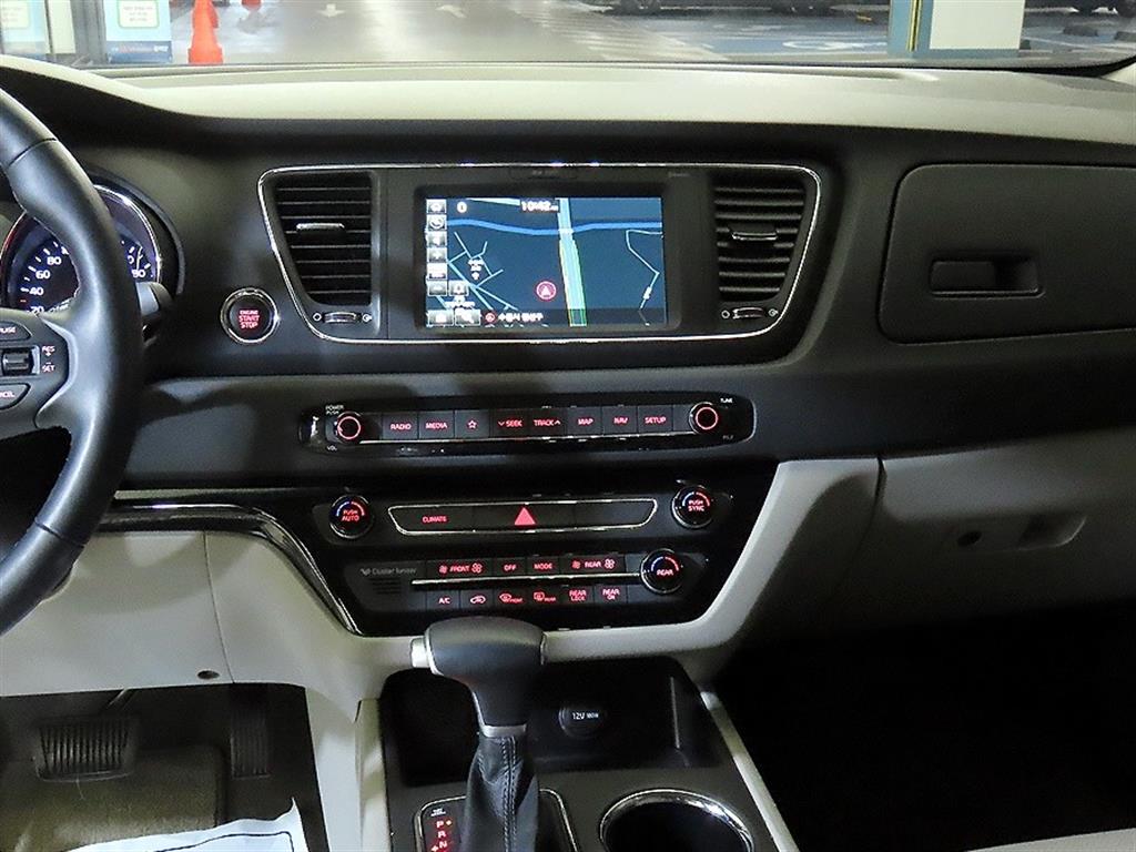 KIA Carnival - Vista 12