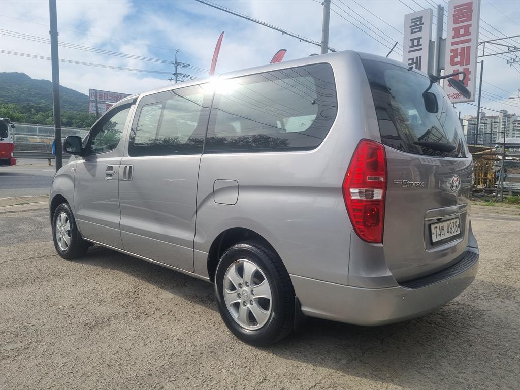 HYUNDAI Starex - Vista 5