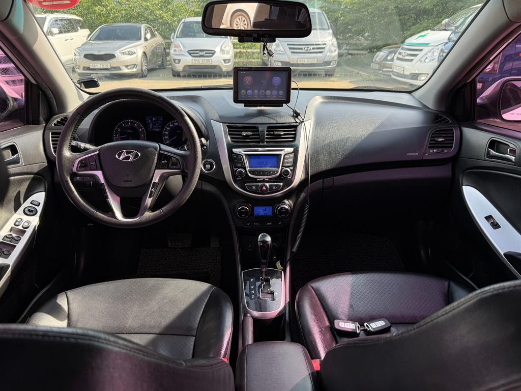 HYUNDAI Accent - Vista 7