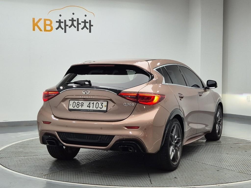 Infiniti Q - Vista 4
