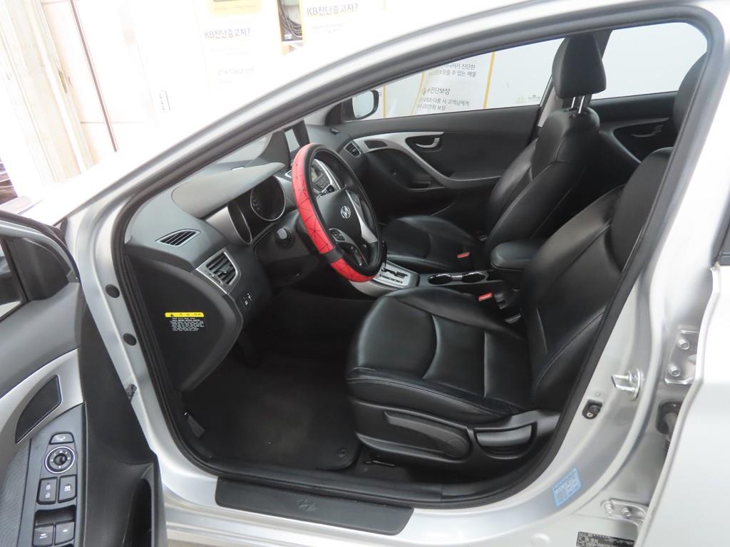 HYUNDAI Avante - Vista 5