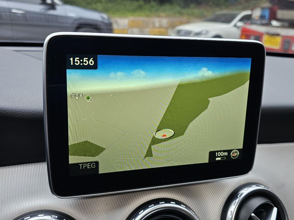 Mercedes Benz GLA Class - Vista 12