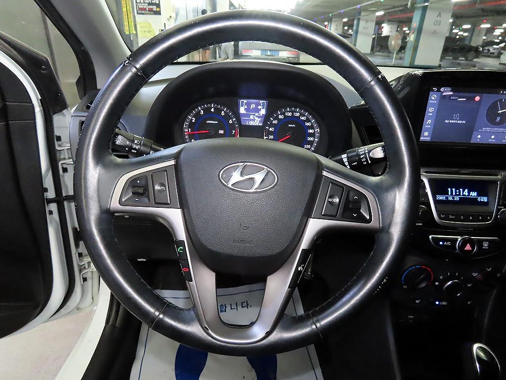 HYUNDAI Accent - Vista 8
