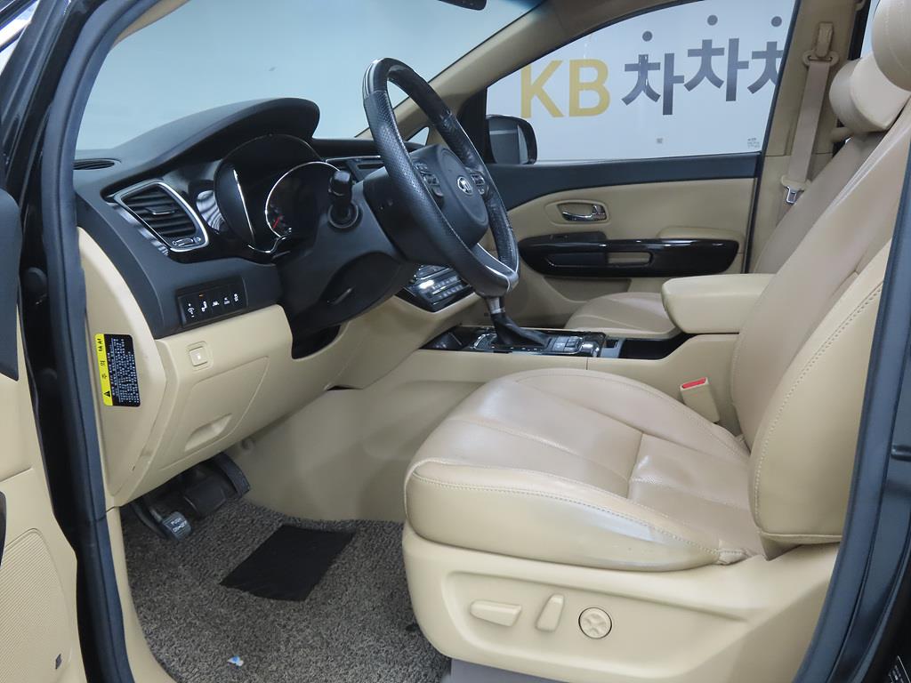 KIA Carnival - Vista 5