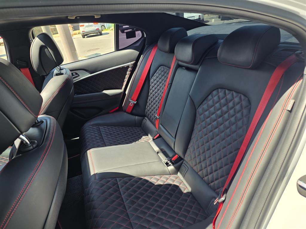 Genesis G70 - Vista 8