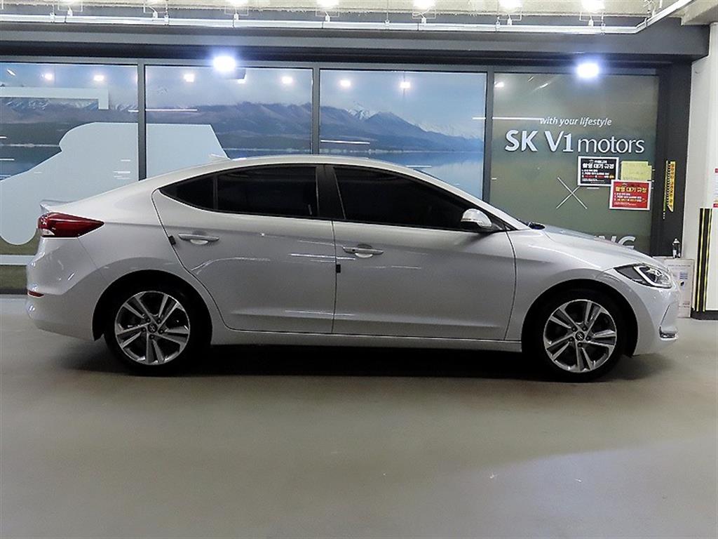 HYUNDAI Avante - Vista 3