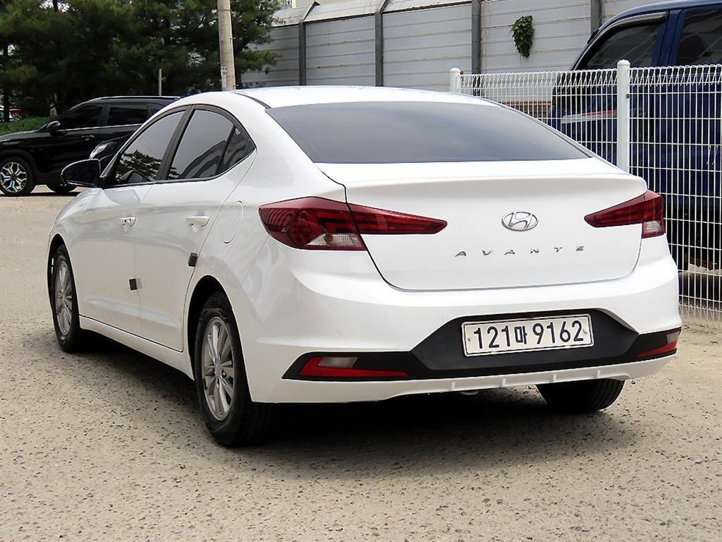 HYUNDAI Avante - Vista 3