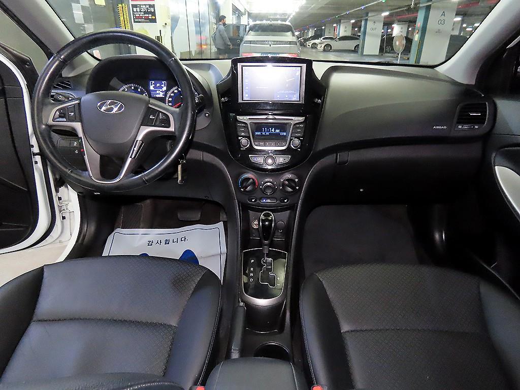 HYUNDAI Accent - Vista 10