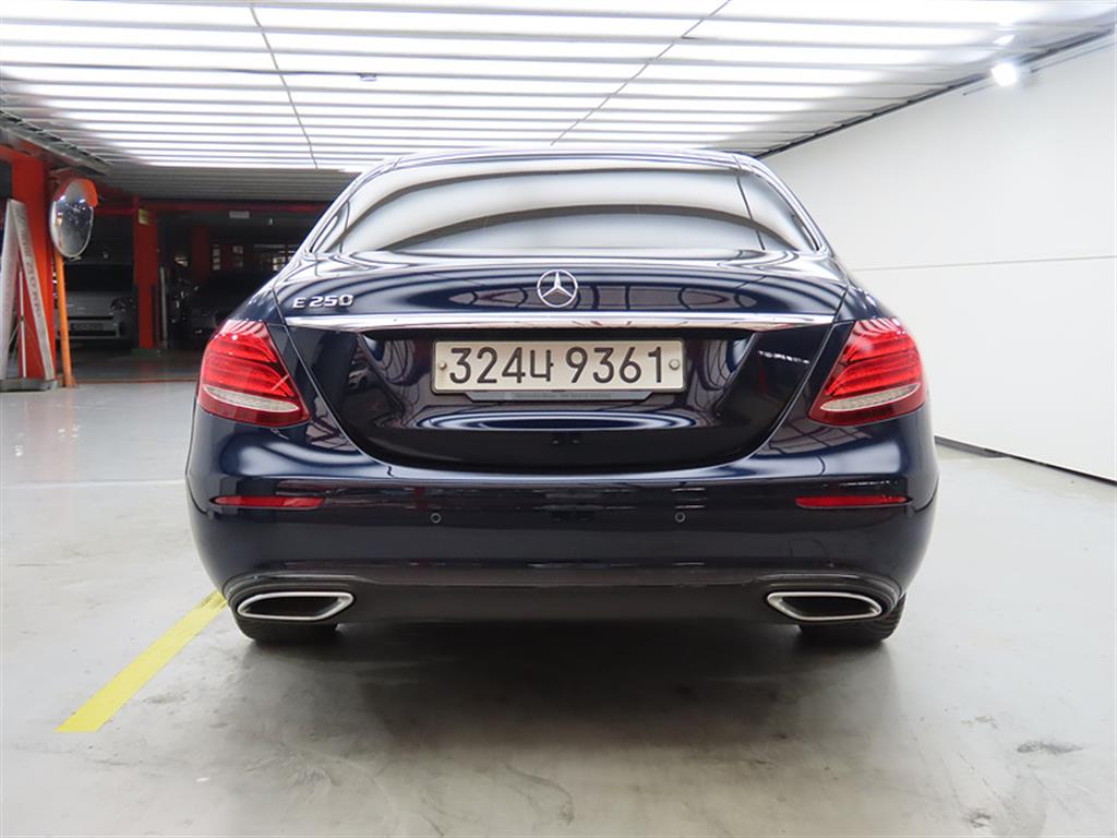 Mercedes Benz E class - Vista 3